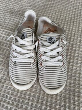 Roxy woman’s  Striped Canvas Sneakers in White and Navy in size 7.